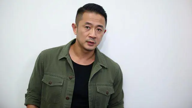 女儿被老公当众扇十个耳光羞辱，父亲忍怒出手教训全家，一拳打服女婿