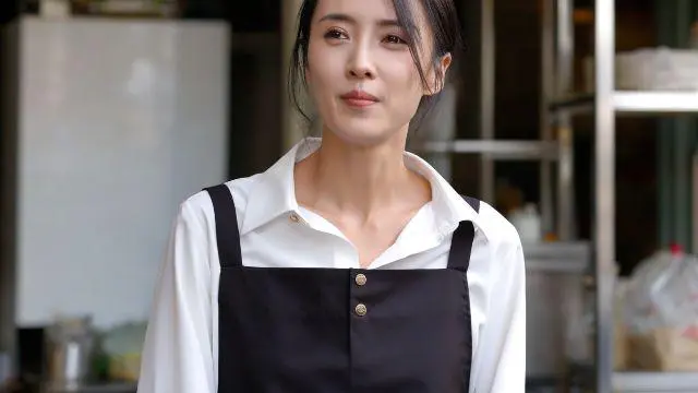 女儿被老公当众扇十个耳光羞辱，父亲忍怒出手教训全家，一拳打服女婿
